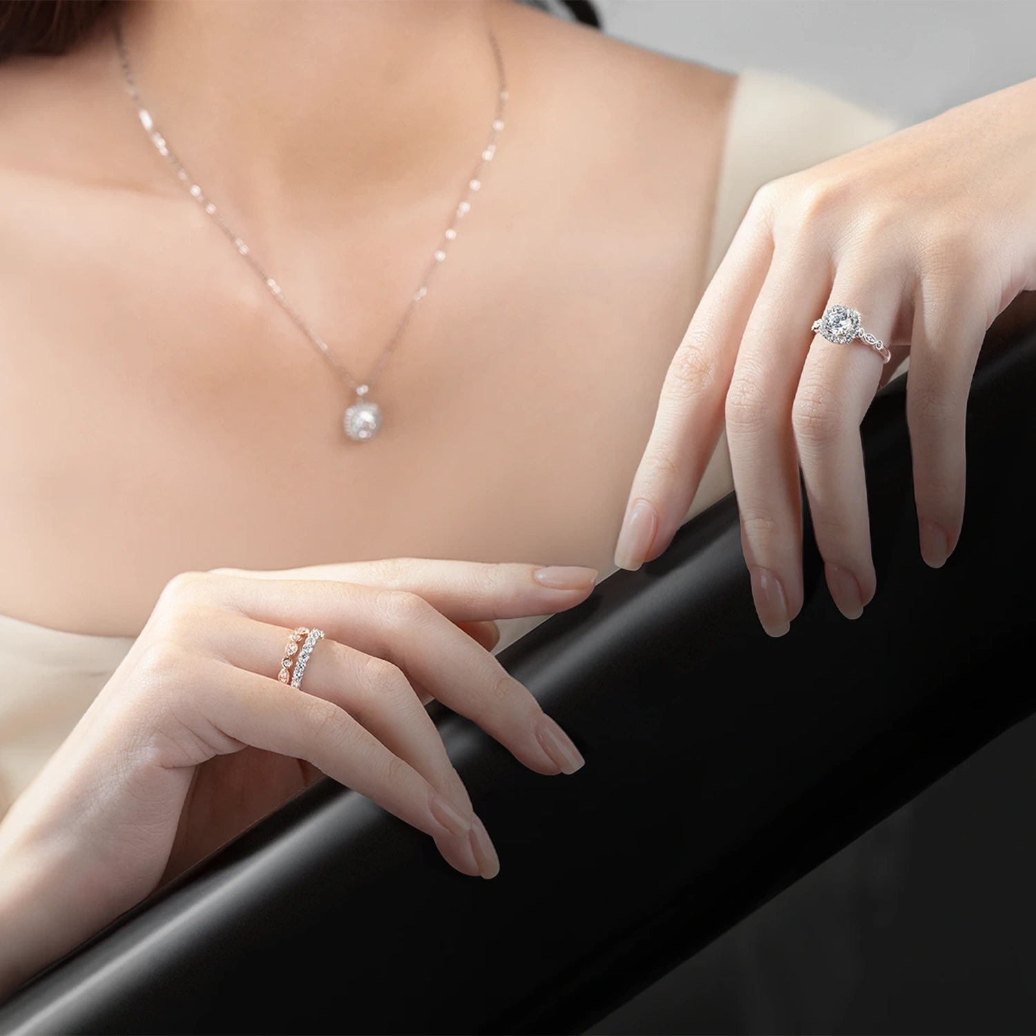 Trang sức nhỏ gọn và tinh tế, là món quà chia tay đồng nghiệp nữ mang ý nghĩa đặc biệt.