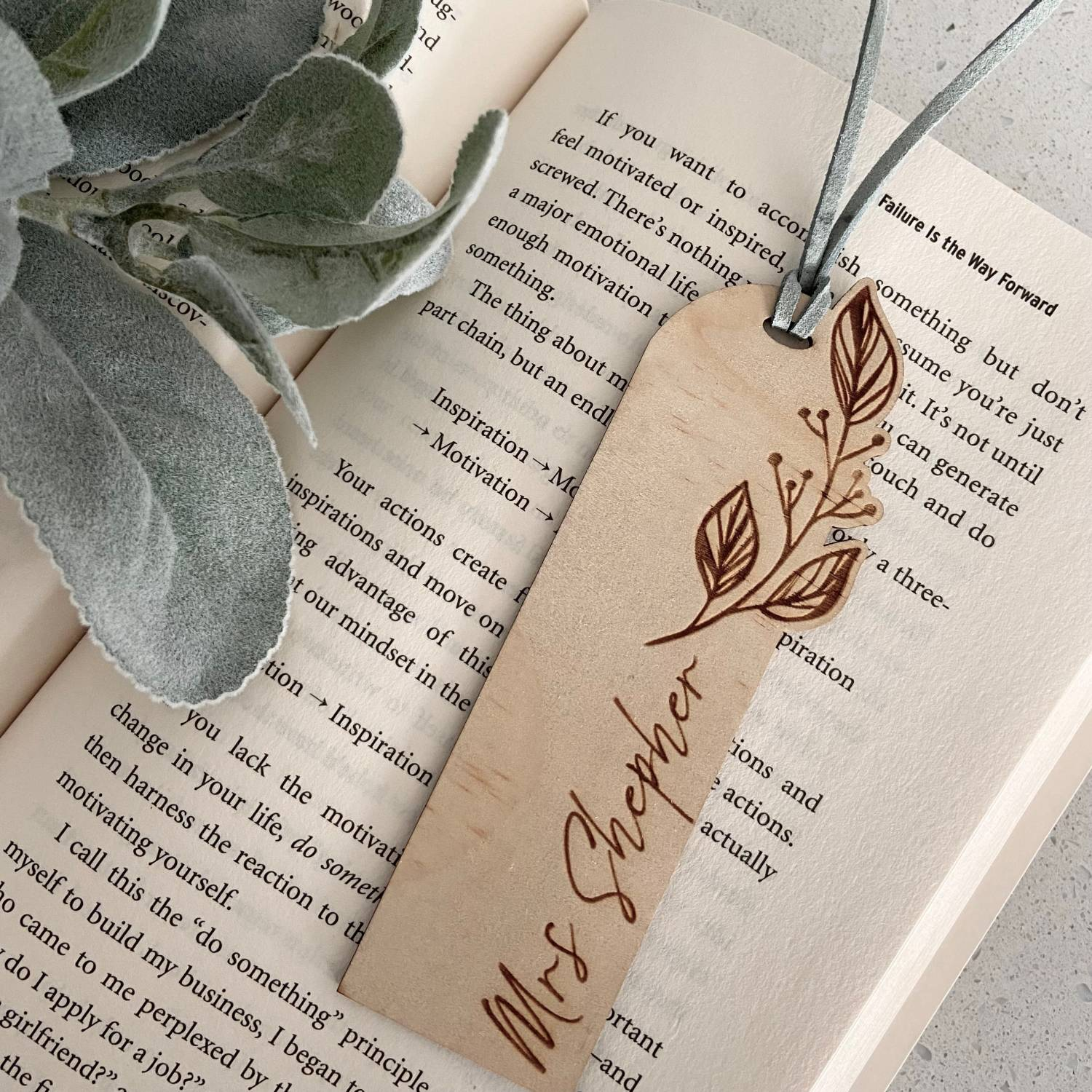 Bookmark thêu tay - món quà chia tay đồng nghiệp kỷ niệm đáng yêu và độc đáo.