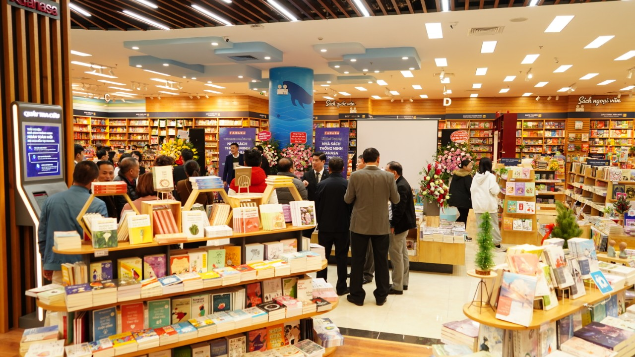 Hãy đến các hệ thống Fahasa hoặc hiệu sách độc lập chất lượng để có ấn phẩm tâm đắc nhất dành tặng cô giáo dịp 20/10