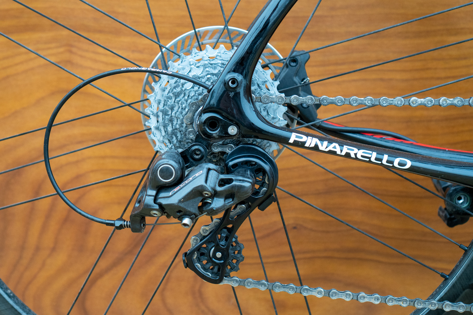 Điều chỉnh bộ chuyển động (derailleur) cho xe đạp địa hình để tối ưu xích.