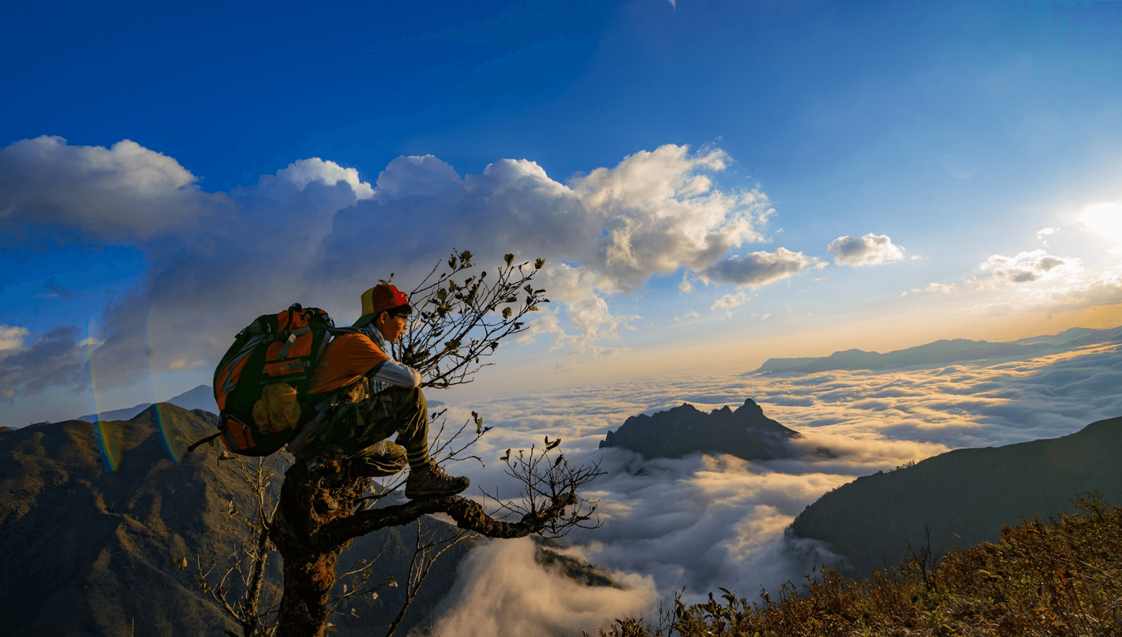 Biển mây bao quanh đỉnh núi Khang Su Văn