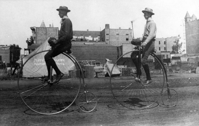 Thiết kế xe đạp Penny-farthing với bánh trước khổng lồ
