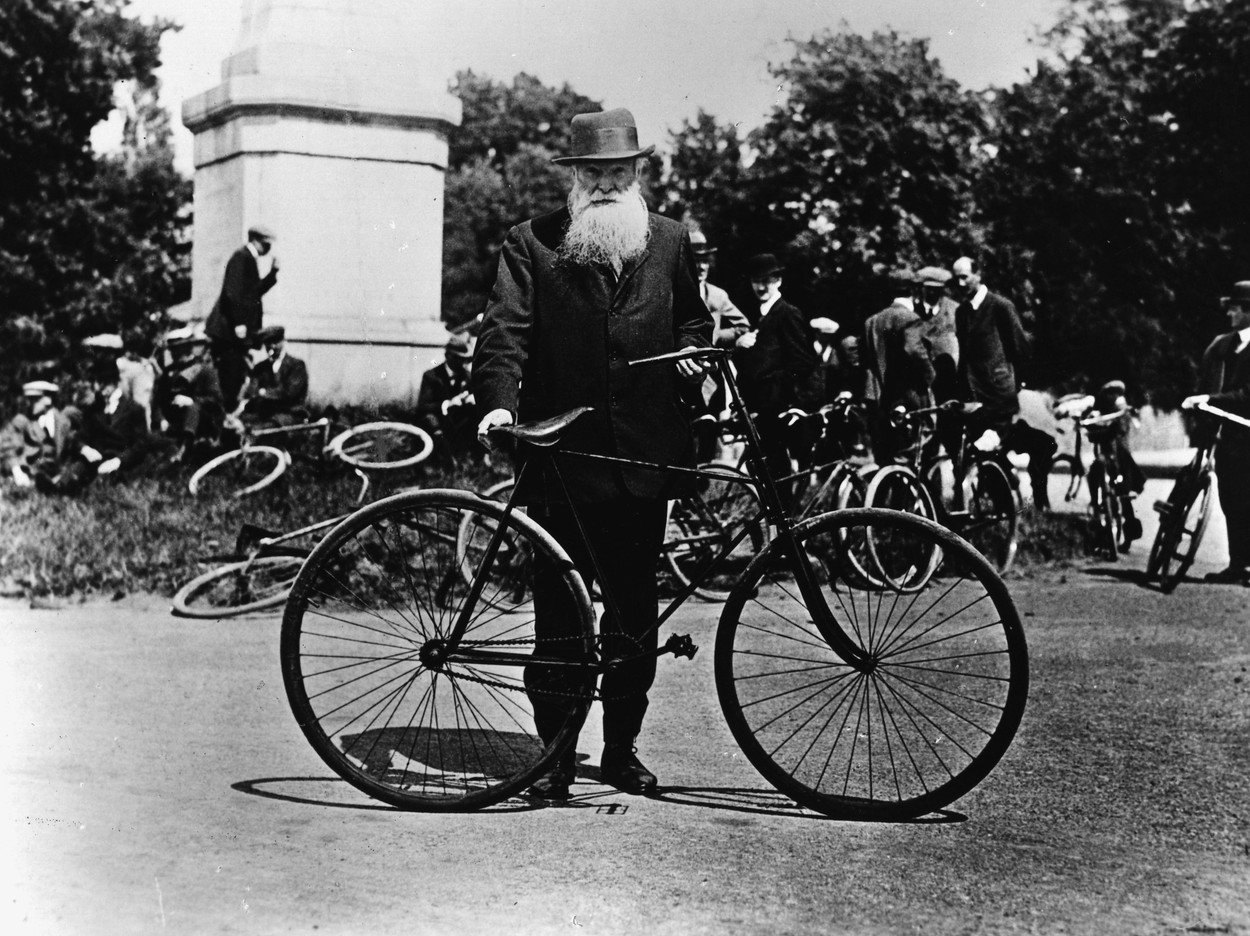 John Boyd Dunlop phát minh lốp xe đạp bơm hơi