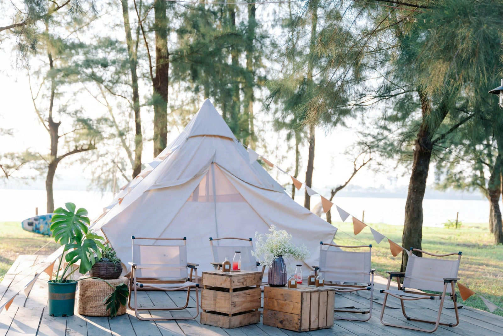 Glamping mô tả hình thức cắm trại sang chảnh, kết hợp thiên nhiên và tiện nghi cao cấp