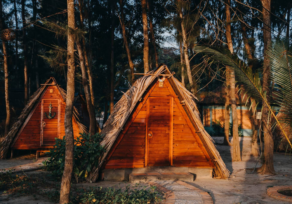 Hodota Camping với các lều trại được bố trí đẹp mắt gần sông