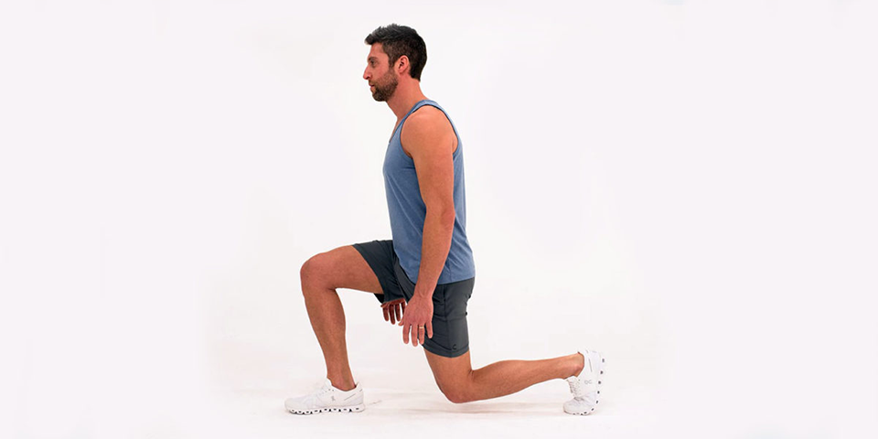 Dumbbell Lunge – bài tập chân tại phòng gym giúp săn chắc đùi và mông