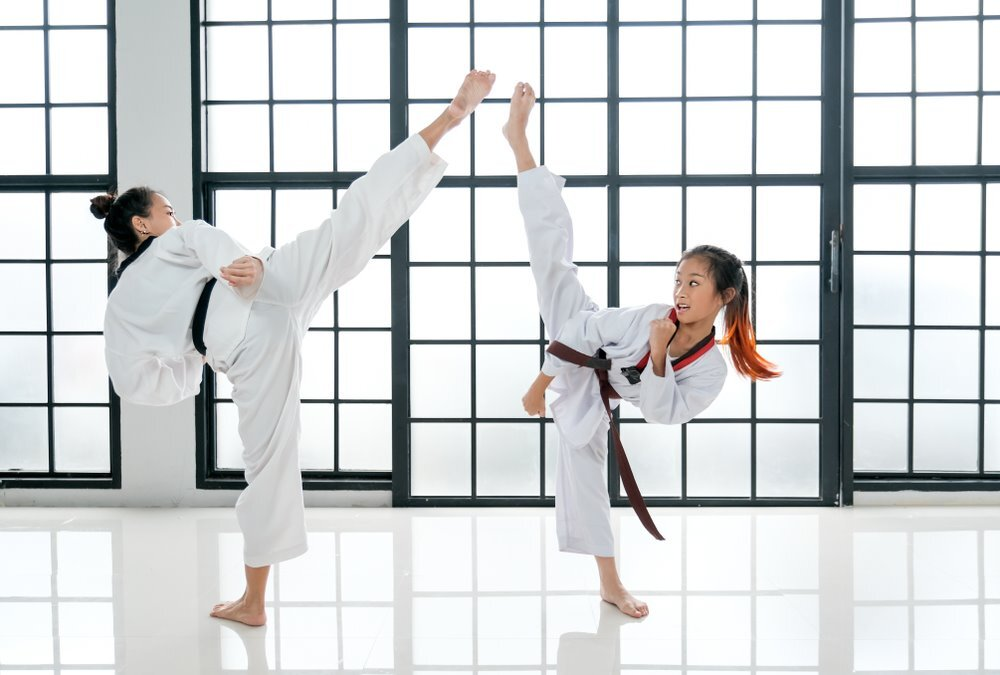Việc lựa chọn con gái nên học võ Karate hay Taekwondo phụ thuộc vào rất nhiều yếu tố.