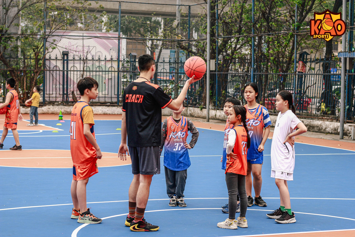 Các em nhỏ say mê tập bóng rổ tại Kao Sports, trung tâm uy tín