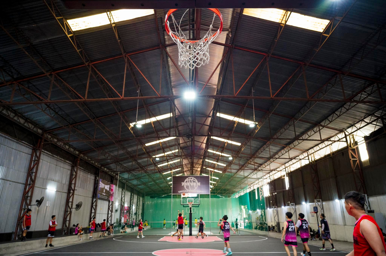 Sân tập bóng rổ trong nhà hiện đại tại 7Seven Basketball