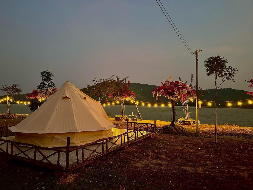 Trải nghiệm cắm trại glamping lãng mạn bên bờ hồ Dầu Tiếng tại Bằng Lăng Glamping