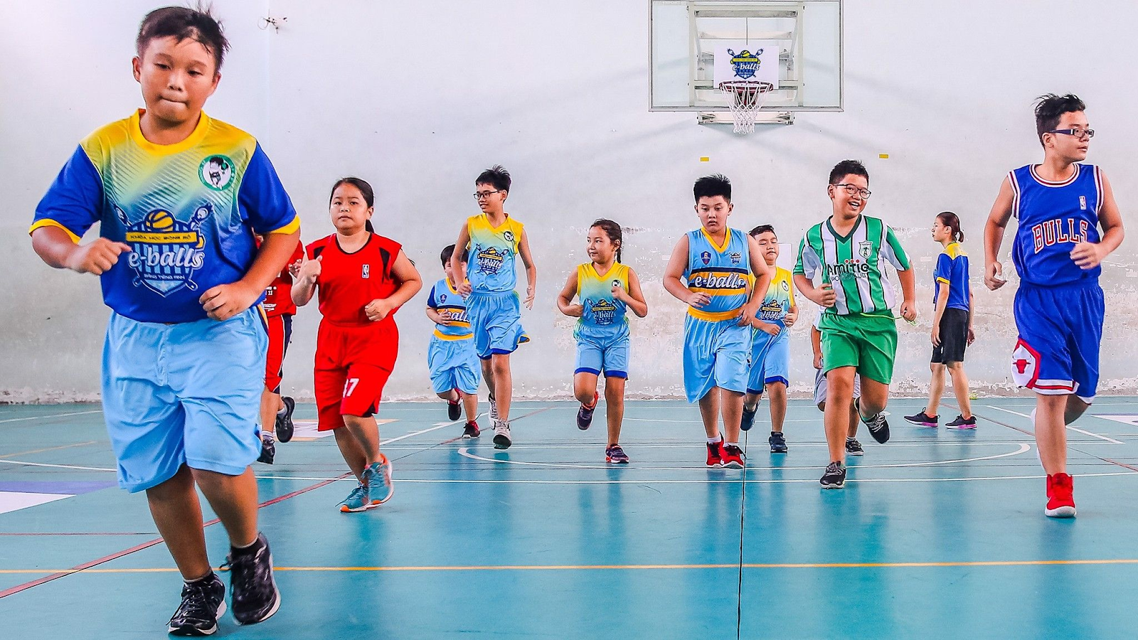 Các tài năng trẻ tập luyện bóng rổ tại Eballs Vietnam