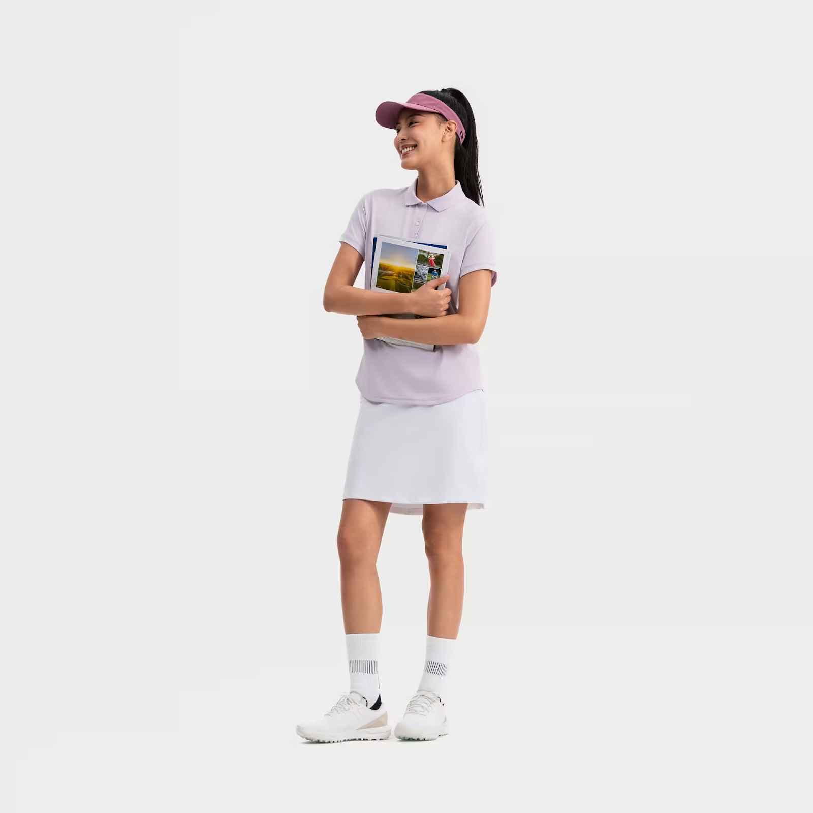 Mẫu trang phục golf nữ: Áo polo tím và chân váy trắng