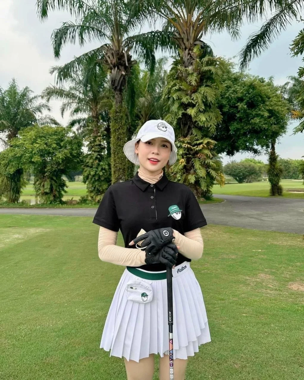 Mẫu trang phục golf nữ: Set váy golf xếp ly cùng áo polo đen