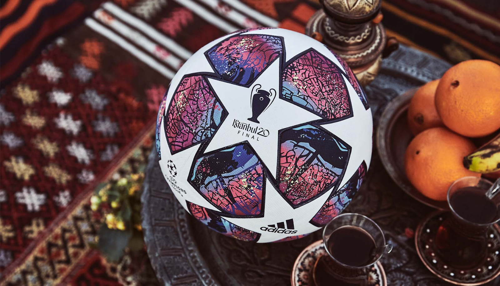 Adidas Finale Istanbul (2020) với họa tiết ngôi sao và hiệu ứng đá cẩm thạch độc đáo