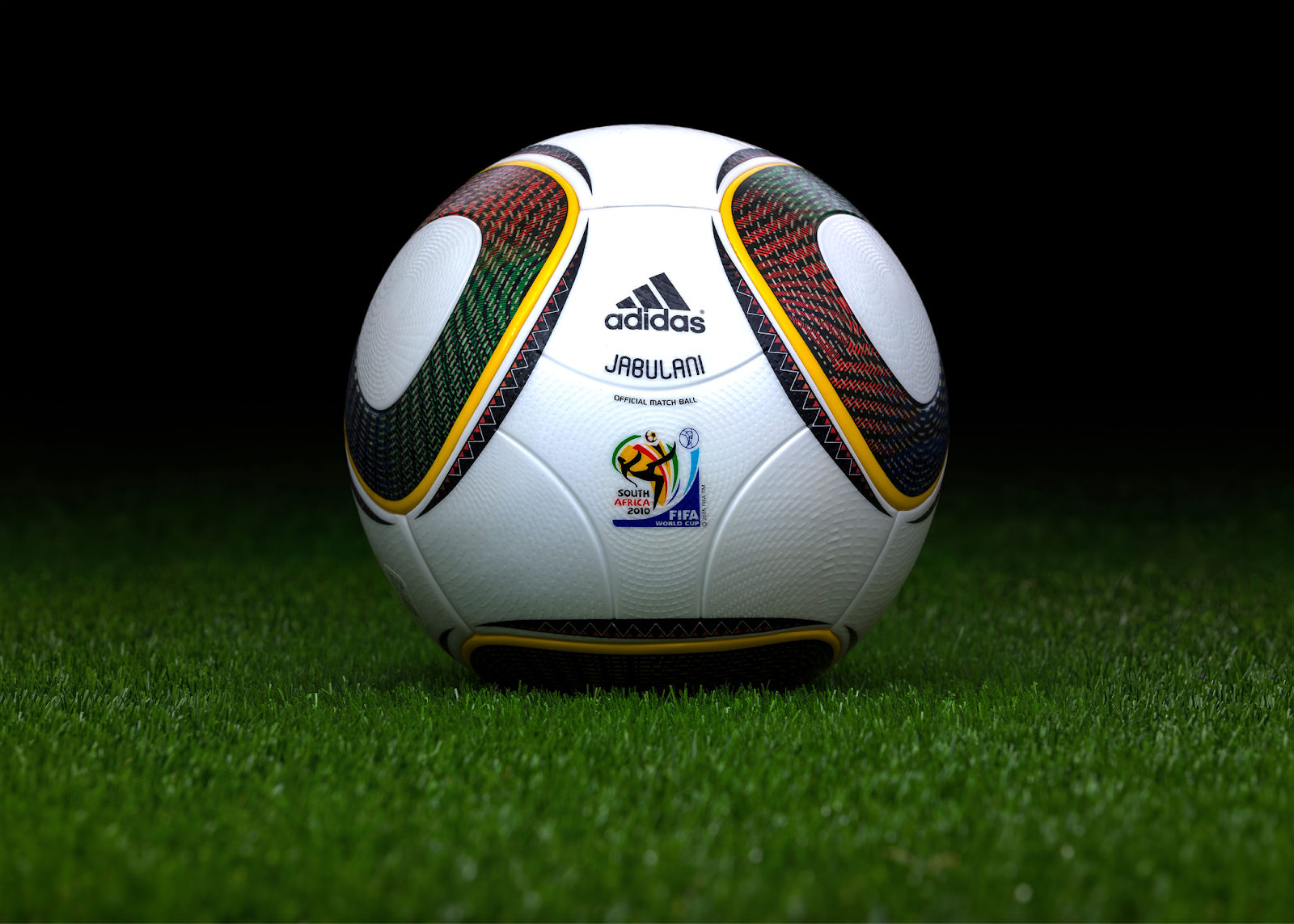 Adidas Jabulani (2010), quả bóng gây tranh cãi nhưng với thiết kế độc đáo và màu sắc rực rỡ