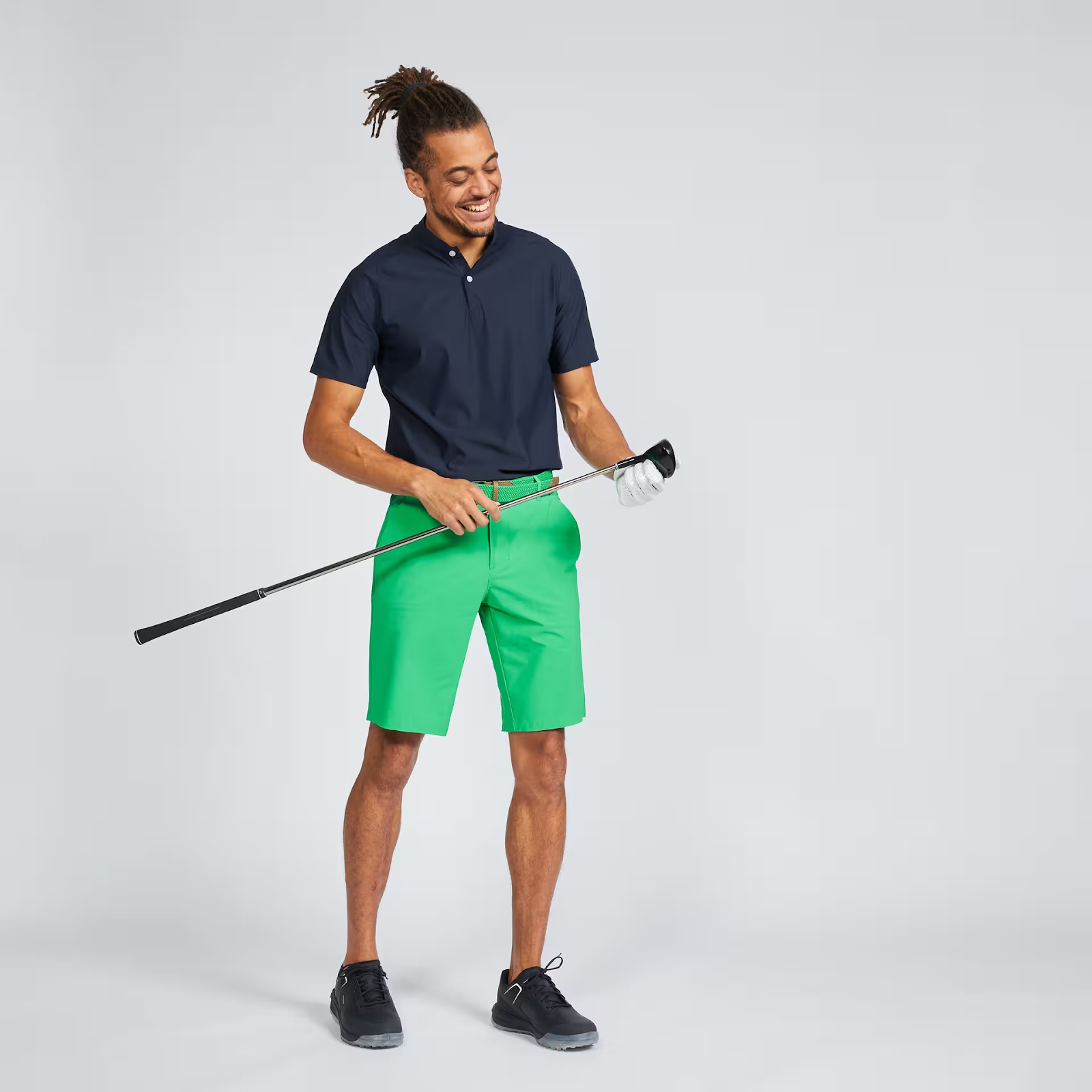 Mẫu trang phục golf nam: Áo polo xanh navy mix quần short xanh