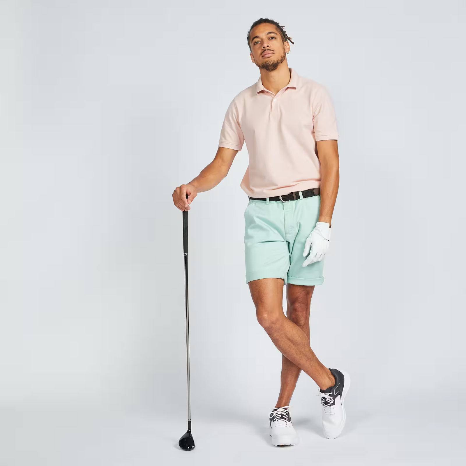 Mẫu trang phục golf nam: Áo polo hồng nhạt mix quần short xanh mint
