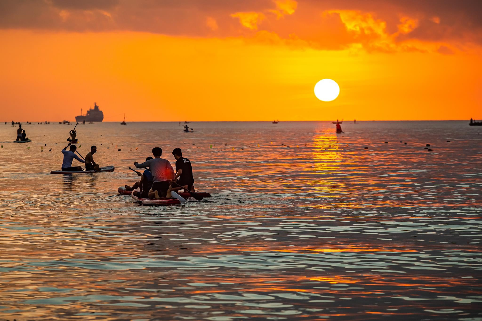 Du khách chèo SUP tại biển Mân Thái cùng Go N Chill để ngắm hoàng hôn