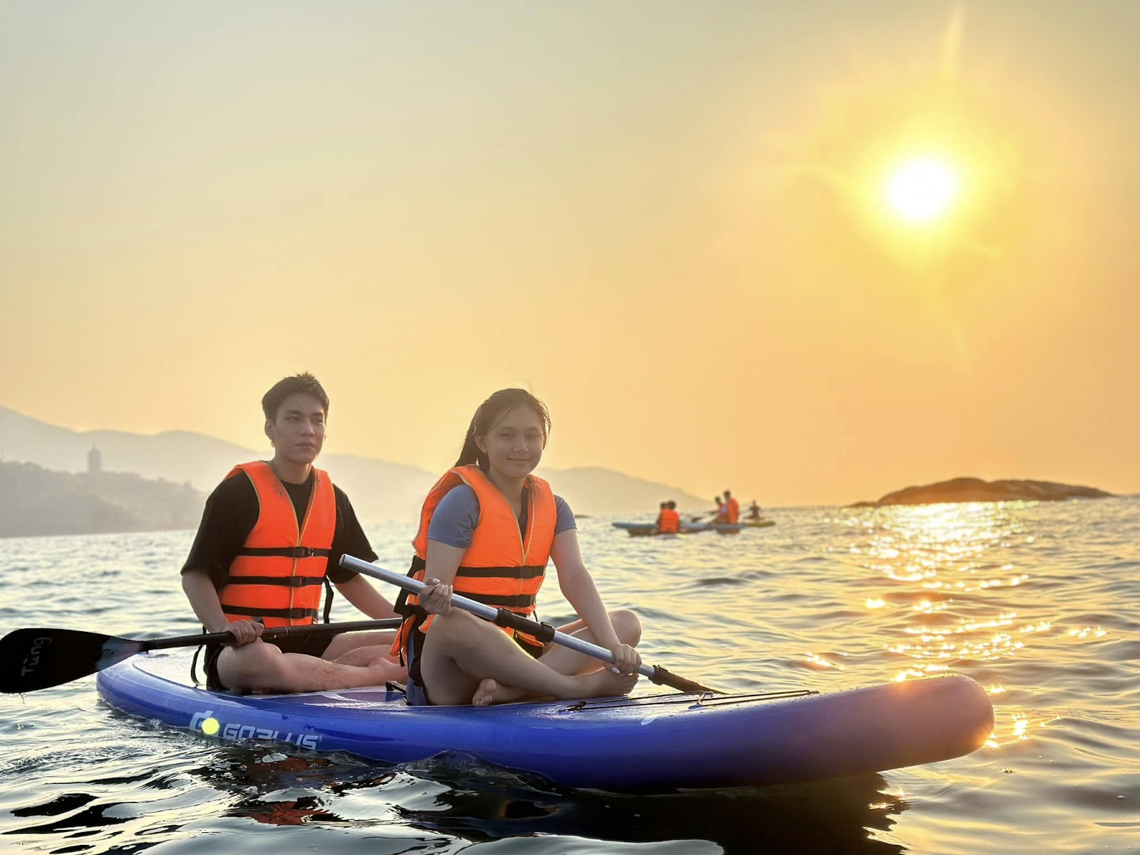 Du khách thuê SUP Đà Nẵng tại Tùng Lê SUP để ngắm bình minh trên biển Mân Thái