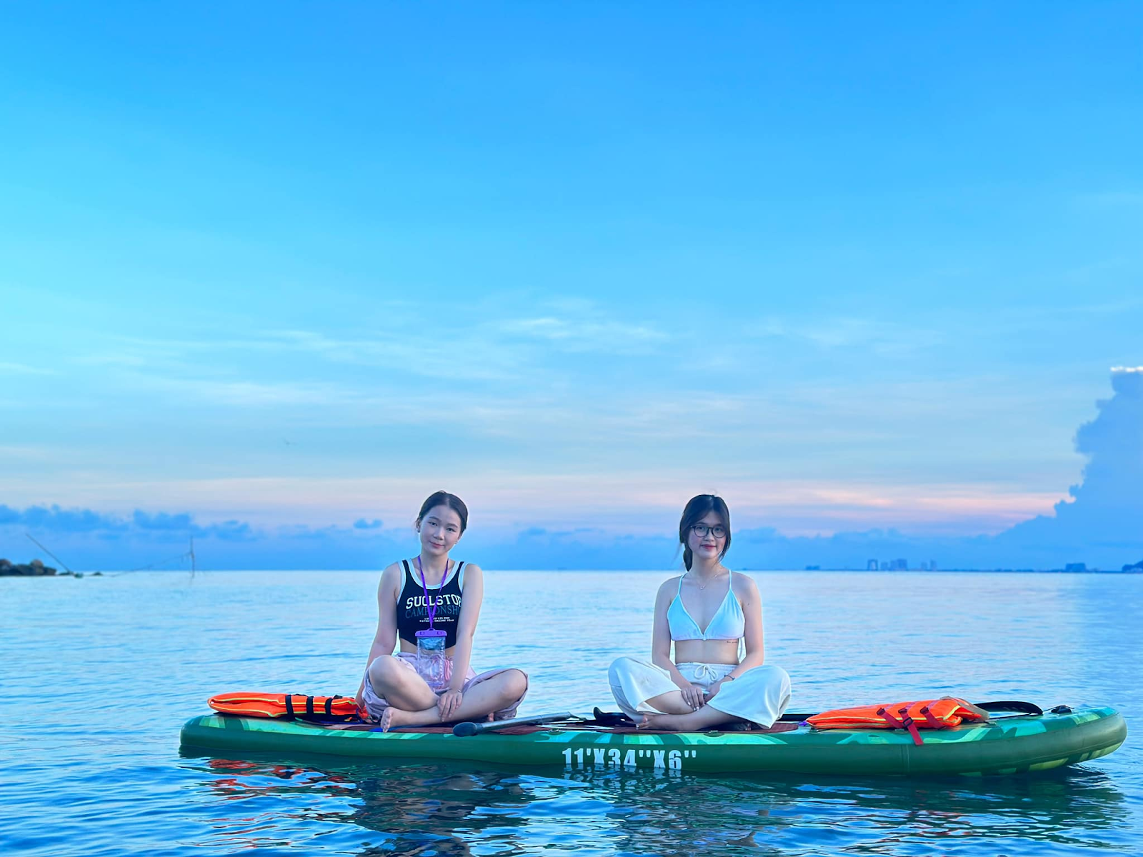 Khi thuê SUP Đà Nẵng với Tùng Lê SUP, bạn sẽ được trang bị đầy đủ áo phao và túi zip chống nước