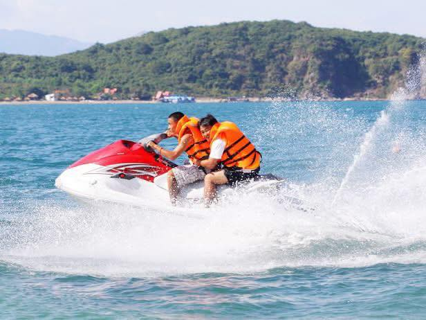 Bạn có thể trải nghiệm thêm trò moto nước khi thuê SUP Đà Nẵng tại đây