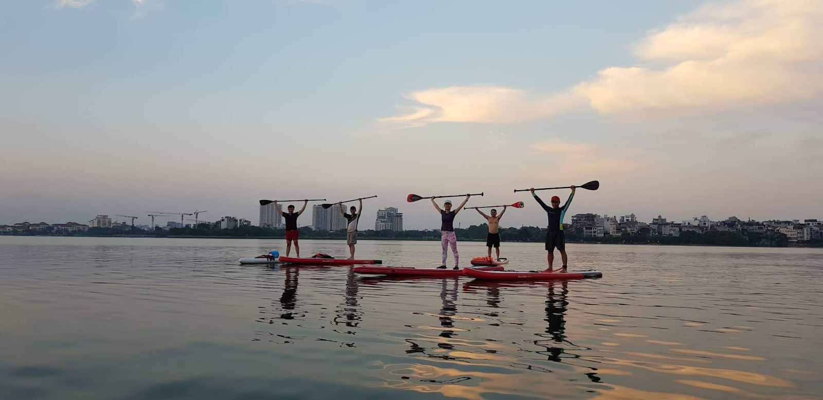 Hình ảnh chèo SUP tại Hồ Tây Hà Nội sôi động