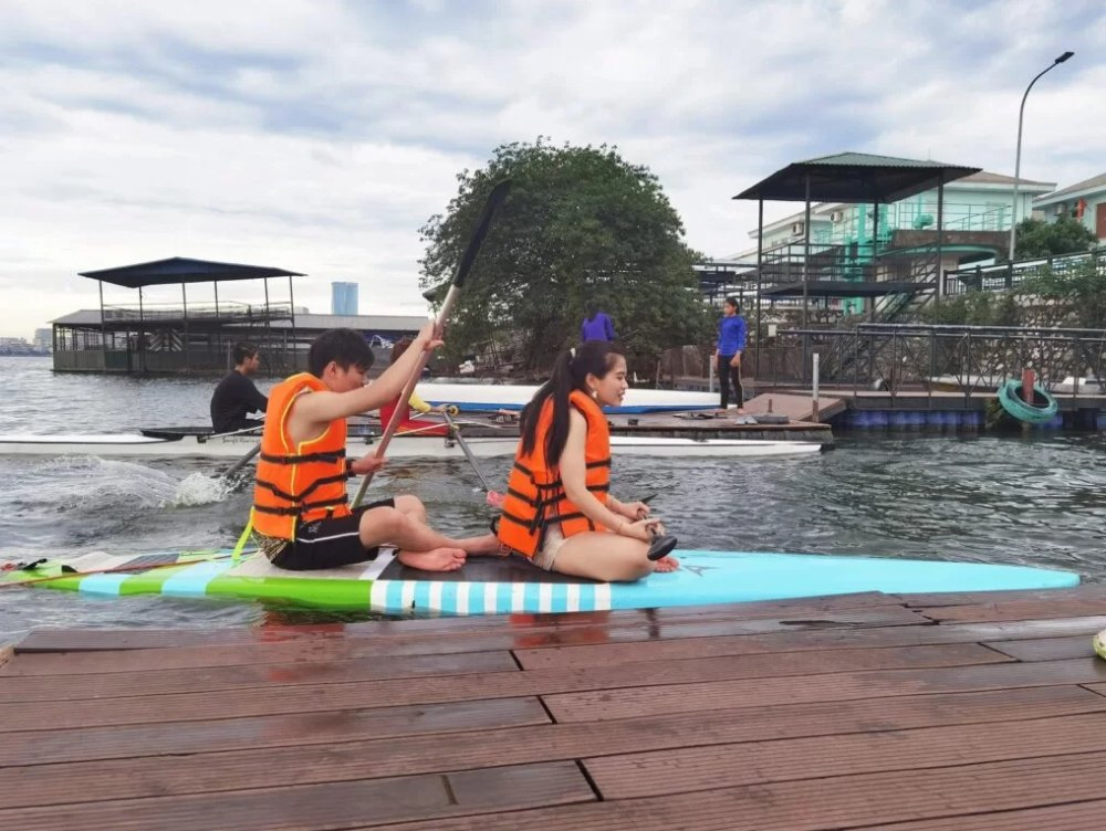 Người chơi được trang bị đầy đủ dụng cụ an toàn khi chèo SUP Hồ Tây