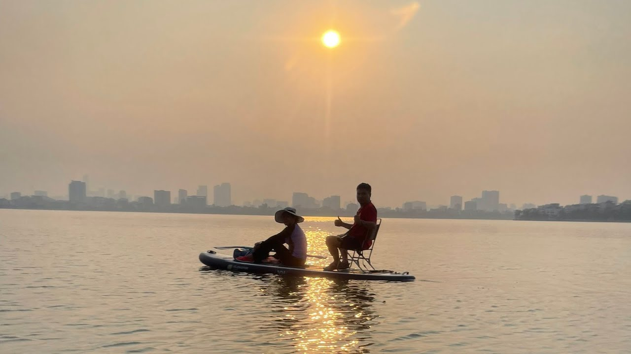 Khung cảnh hoàng hôn lãng mạn trên Hồ Tây khi chèo SUP
