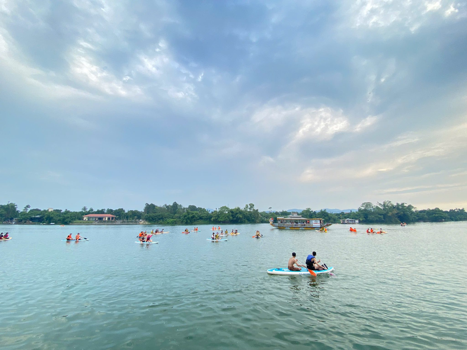 Tour chèo SUP trên lộ trình khoảnh 4 - 6km ở ngay gần trung tâm thành phố