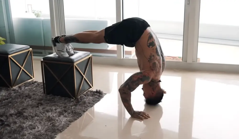 Elevated Pike Push Ups thử thách sức mạnh vai