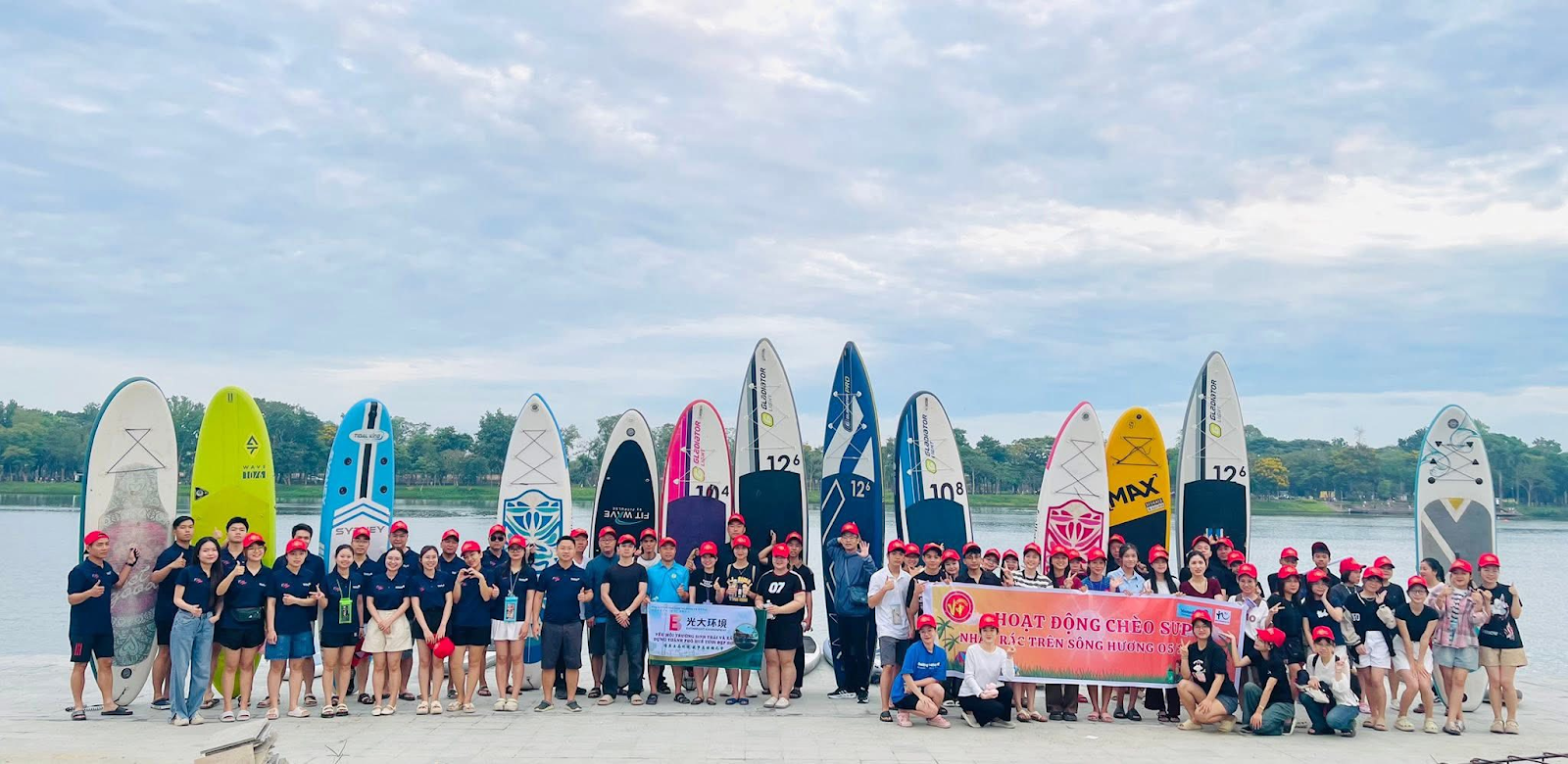 Sự kiện chèo SUP dọn rác sông Hương được phối hợp tổ chức cùng đơn vị SUP tại công viên Trịnh Công Sơn