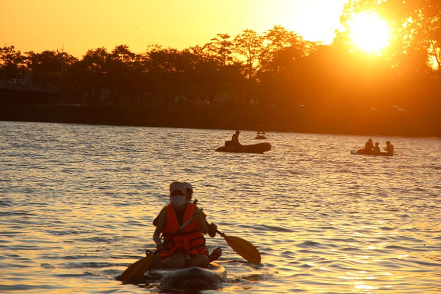 Tour chèo SUP của Elenpant Travel đưa bạn xuôi dòng từ lăng Minh Mạng - làng Nguyệt Biều - đồi Vọng Cảnh - chùa Thiên Mụ