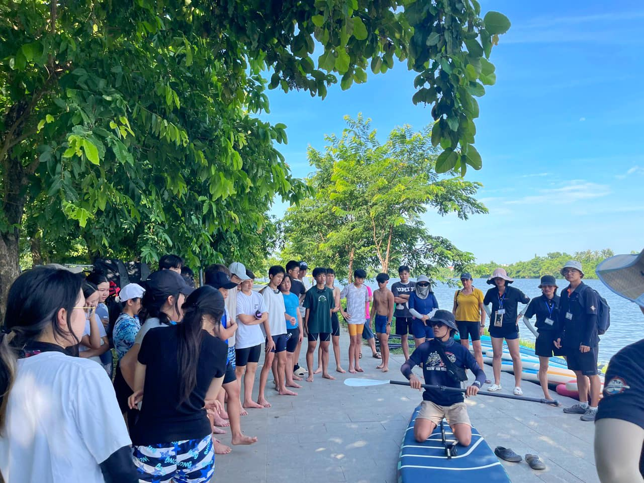 Người mới nên chọn các điểm chèo SUP có nhân viên hướng dẫn kỹ thuật chèo kỹ lưỡng