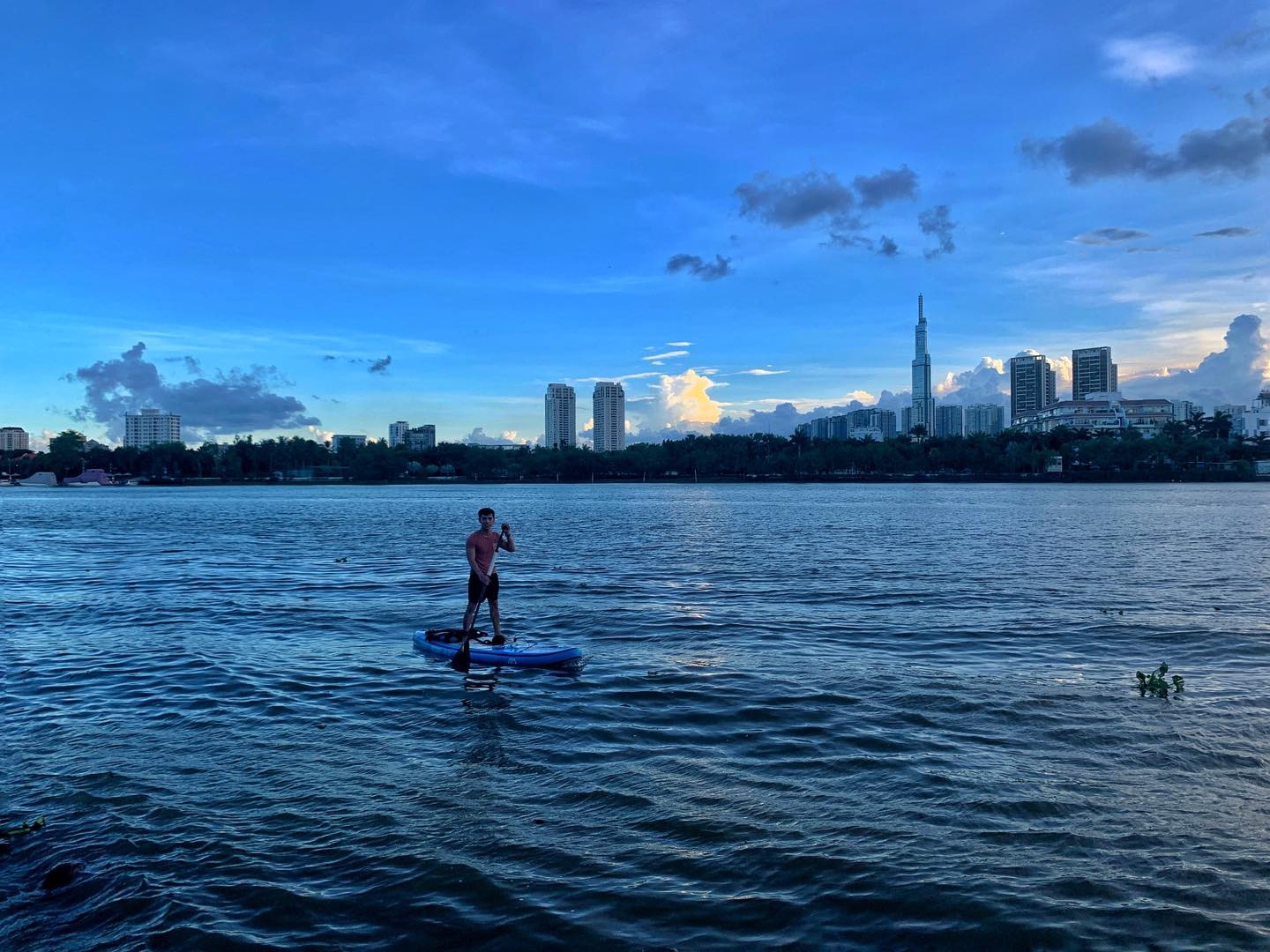 Học viên chèo SUP tại Saigon SUP Club, khám phá cảnh quan ven sông