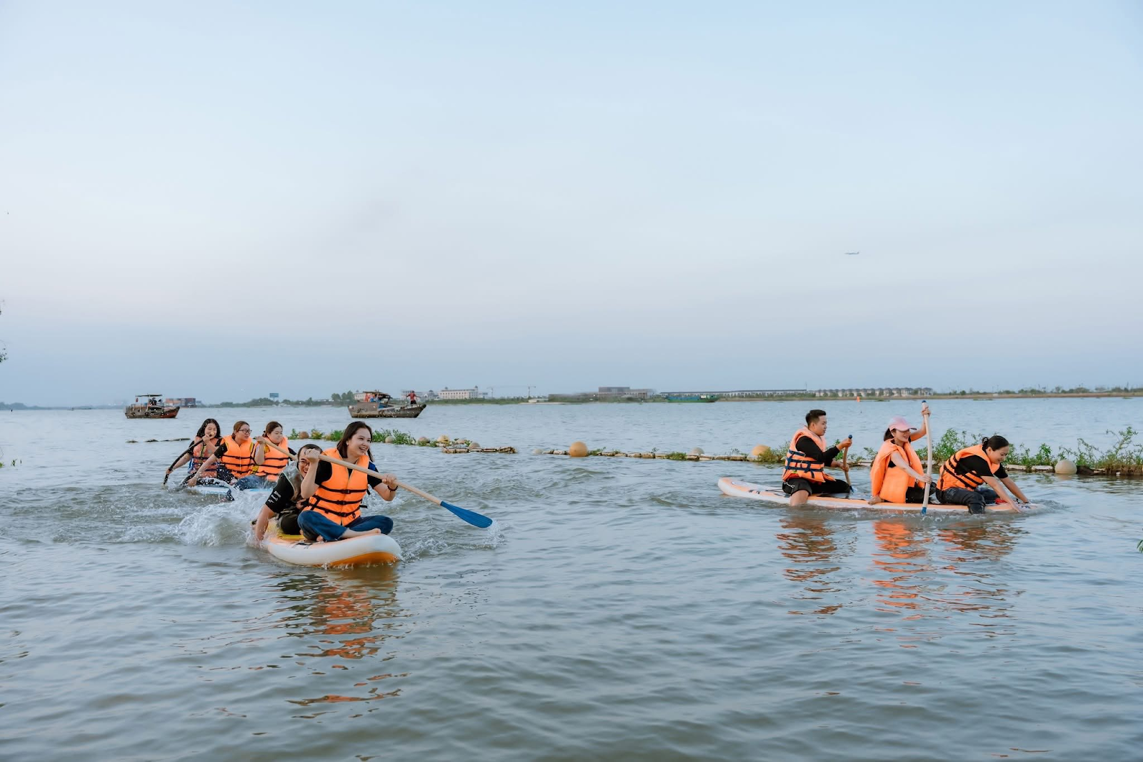 Hoạt động chèo SUP thư giãn tại khu cắm trại A New Day Glamping Sài Gòn