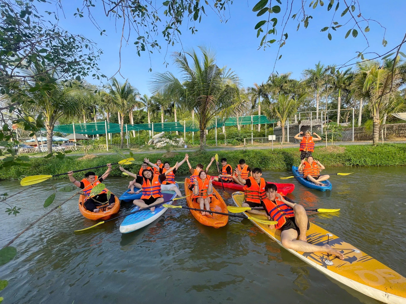 Trải nghiệm chèo SUP Sài Gòn tại hồ riêng của Asia Island Glamping