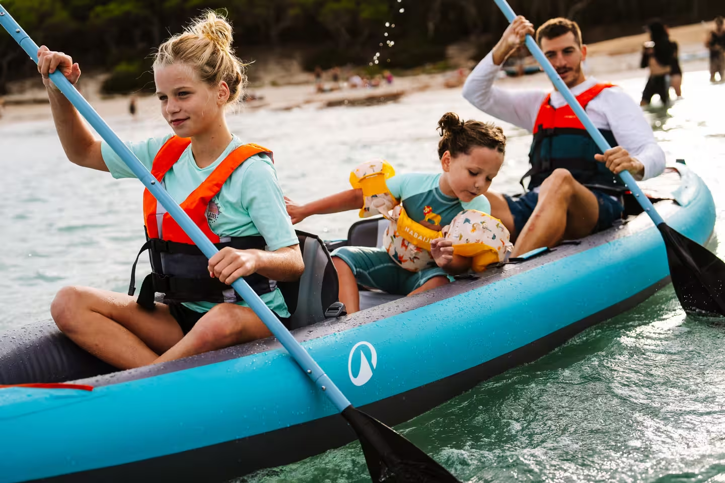 Người chèo Kayak đang giữ thăng bằng trên mặt nước, kỹ năng quan trọng để đảm bảo an toàn