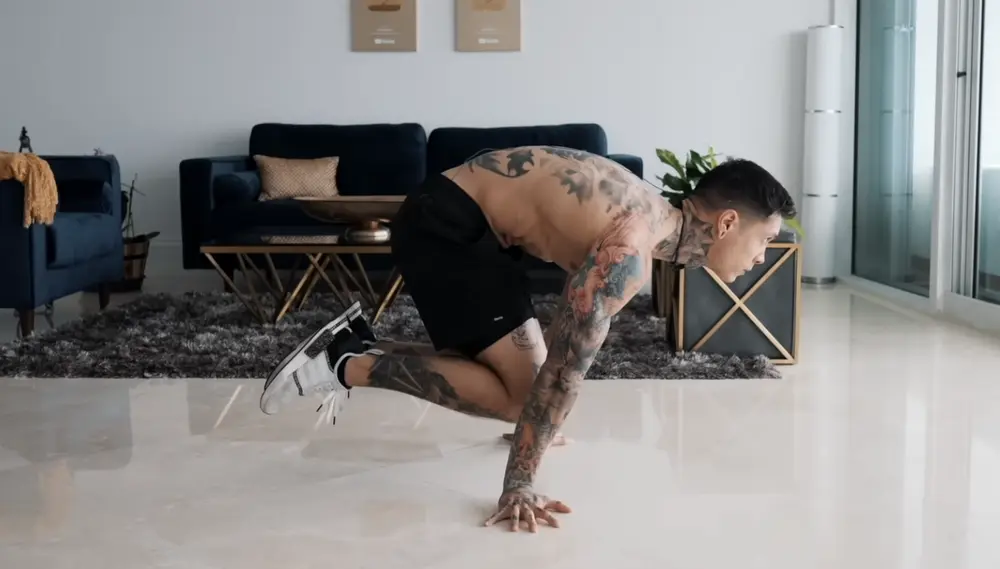 Tuck Planche Hold thử thách sức mạnh vai trước
