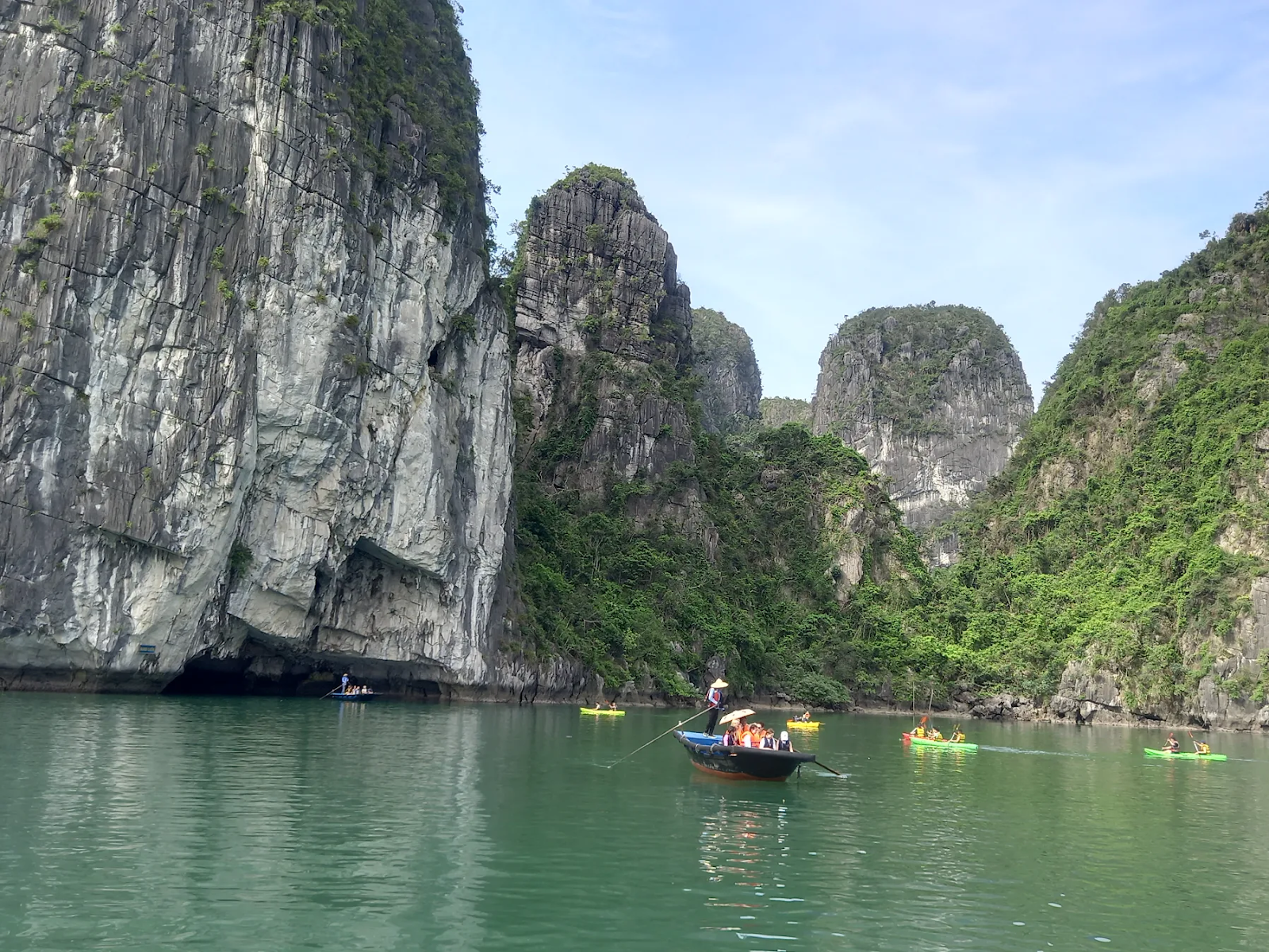 Cảnh đẹp Hang Luồn ở Vịnh Hạ Long, địa điểm lý tưởng để khám phá bằng Kayak