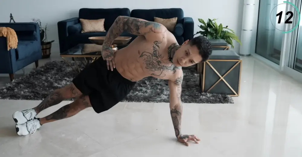 Each High Side Plank Raise làm săn chắc vai và bụng