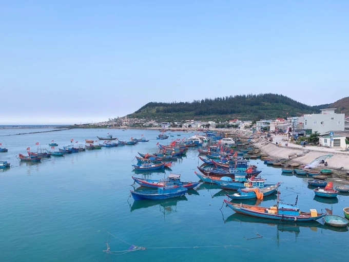 Núi Giếng Tiền được bao quanh bởi thảm thực vật và rừng phòng hộ