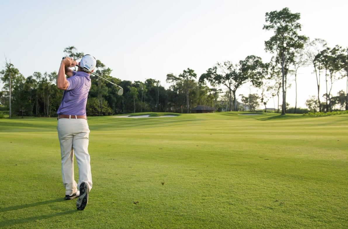 Golfer luyện tập kỹ thuật đánh golf để cải thiện handicap