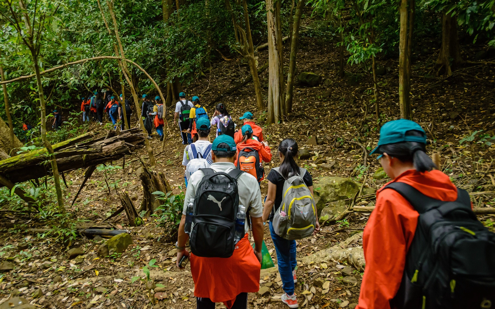 Trekking nên đi theo đoàn và chuẩn bị đầy đủ phụ kiện
