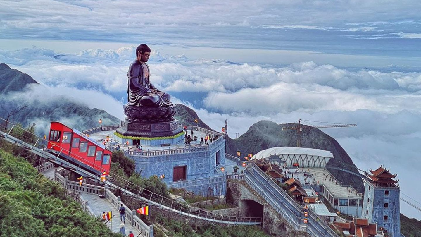 Du khách di chuyển bằng cáp treo lên đỉnh Núi Fansipan từ thị trấn Sa Pa