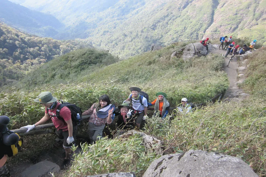 Nhóm du khách trekking chinh phục đỉnh Núi Fansipan qua những cung đường thử thách