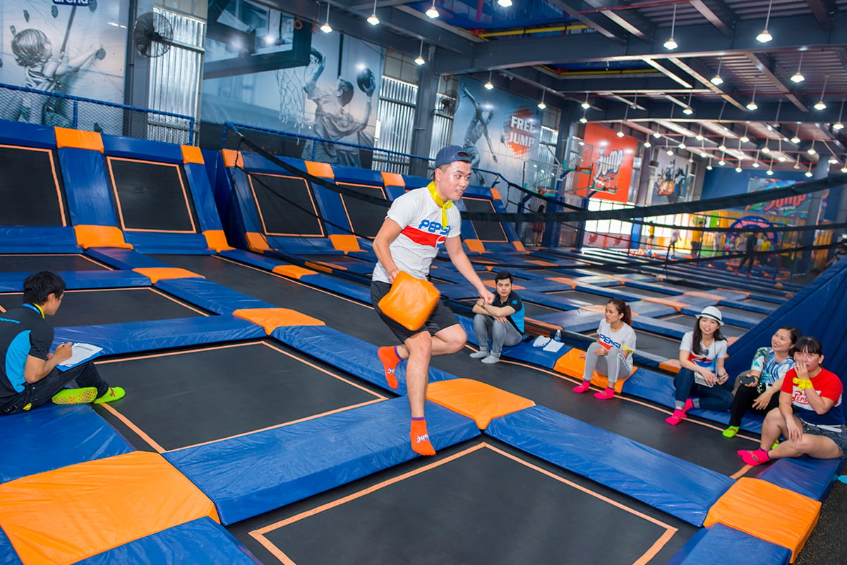 Khu vui chơi vận động Jump Arena tại Aeon Mall Hà Đông với trampoline và trò chơi thể chất