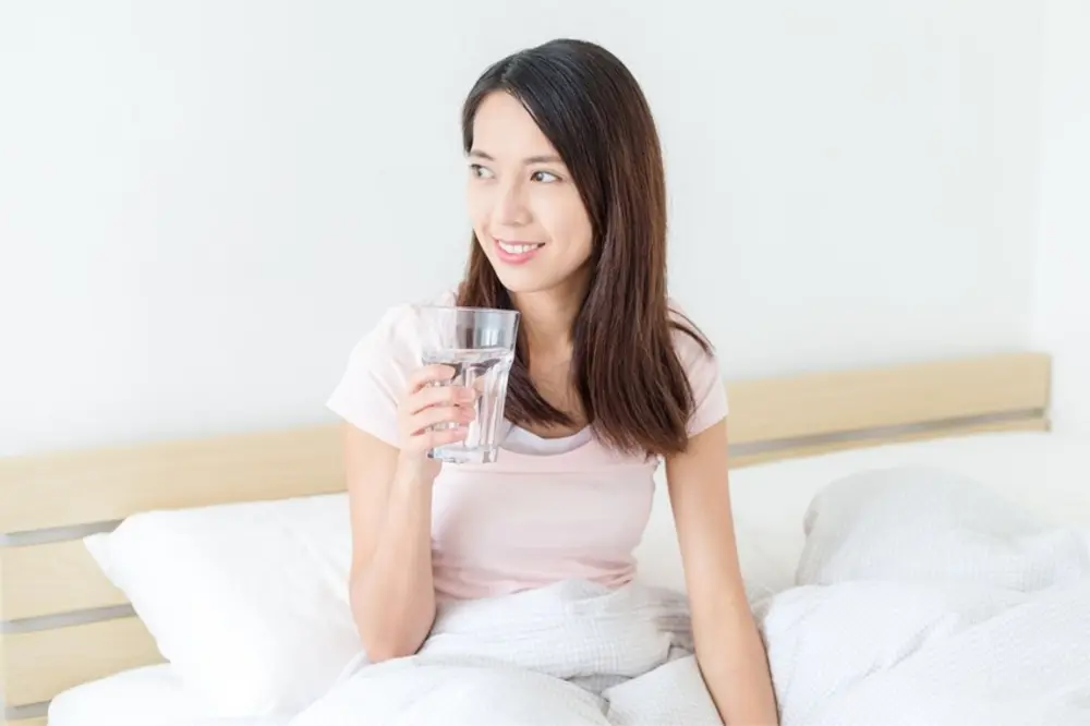 Uống một cốc nước ngay khi mới ngủ dậy giúp bạn làm sạch dạ dày