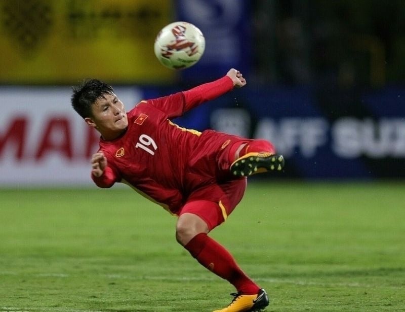 Tiền vệ con thoi di chuyển liên tục