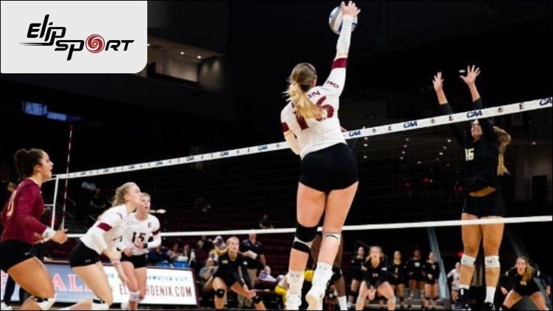 Vận động viên chủ công (Outside Hitter) thực hiện cú đập bóng mạnh mẽ, một trong những tên các vị trí trong bóng chuyền quan trọng