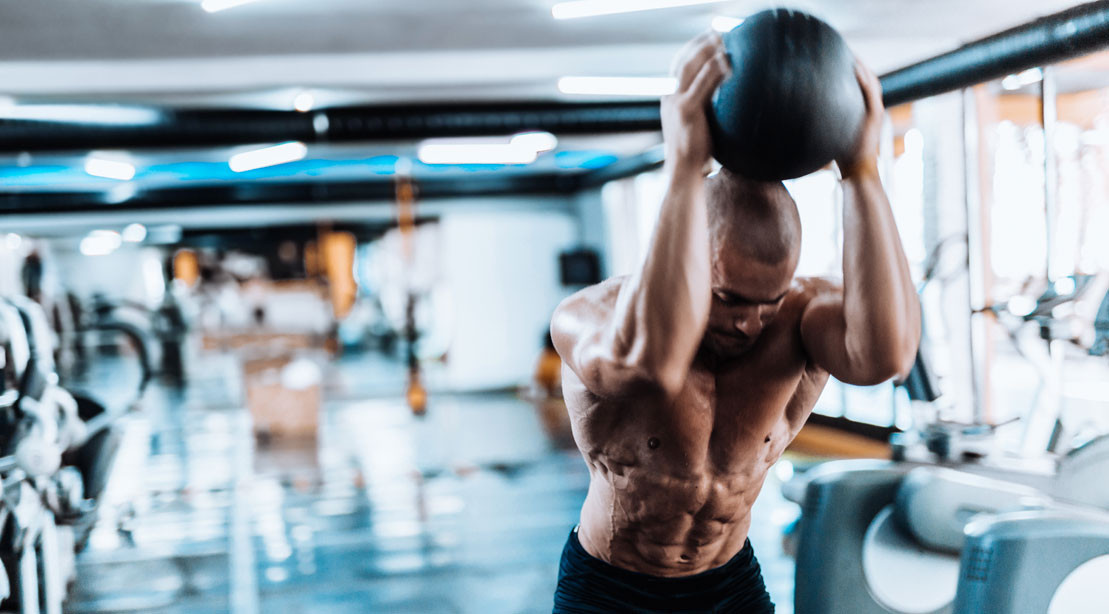 Vận động viên đang thực hiện bài tập HIIT cường độ cao trên máy chạy bộ, giúp tăng cường sức chịu đựng và thể lực